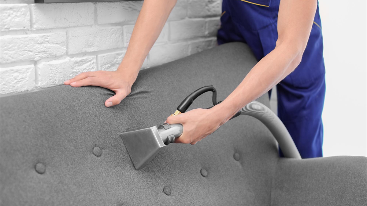pranie tapicerki szarej kanapy przez profesjonalistę
